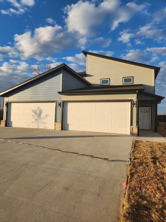 1608 SW Casuarina Dr in Bentonville, AR - Foto de edificio