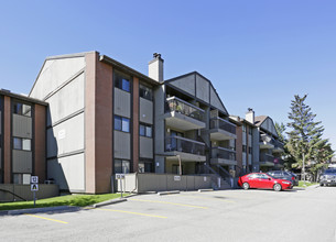 Canyon Pines in Calgary, AB - Building Photo - Building Photo