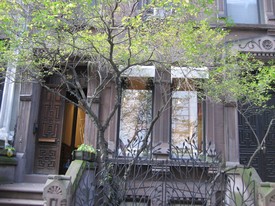 130 E 82nd St in New York, NY - Building Photo