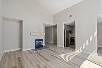 Deer Valley Apartment Homes in Roseville, CA - Building Photo - Building Photo