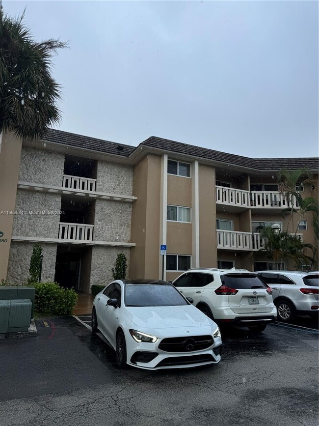 7480 Miami Lakes Dr in Miami Lakes, FL - Foto de edificio - Building Photo