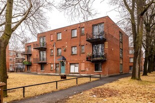 8371-8377 24E Av in Montréal, QC - Building Photo