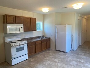 17020 Meridian Blvd in Hudson, FL - Foto de edificio - Building Photo