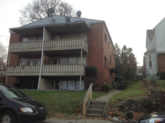 904 6th Ave in Coraopolis, PA - Building Photo - Building Photo