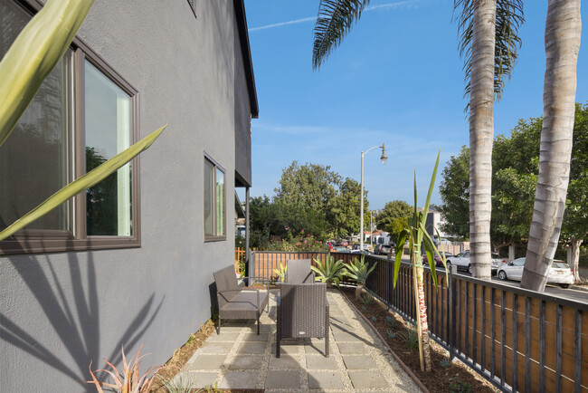 2405 Meadowvale Ave, Unit 2405 in Los Angeles, CA - Building Photo - Building Photo