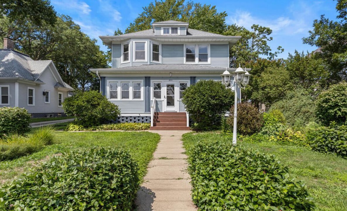 203 S Division St in Mahomet, IL - Foto de edificio