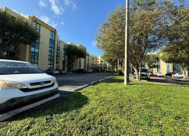 11790 SW 18th St, Unit 15 in Miami, FL - Building Photo - Building Photo
