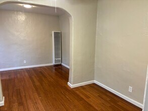 419 11th St-Unit -B in Huntington Beach, CA - Building Photo - Building Photo
