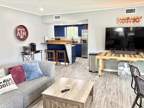 1105 Glade St in College Station, TX - Building Photo - Building Photo