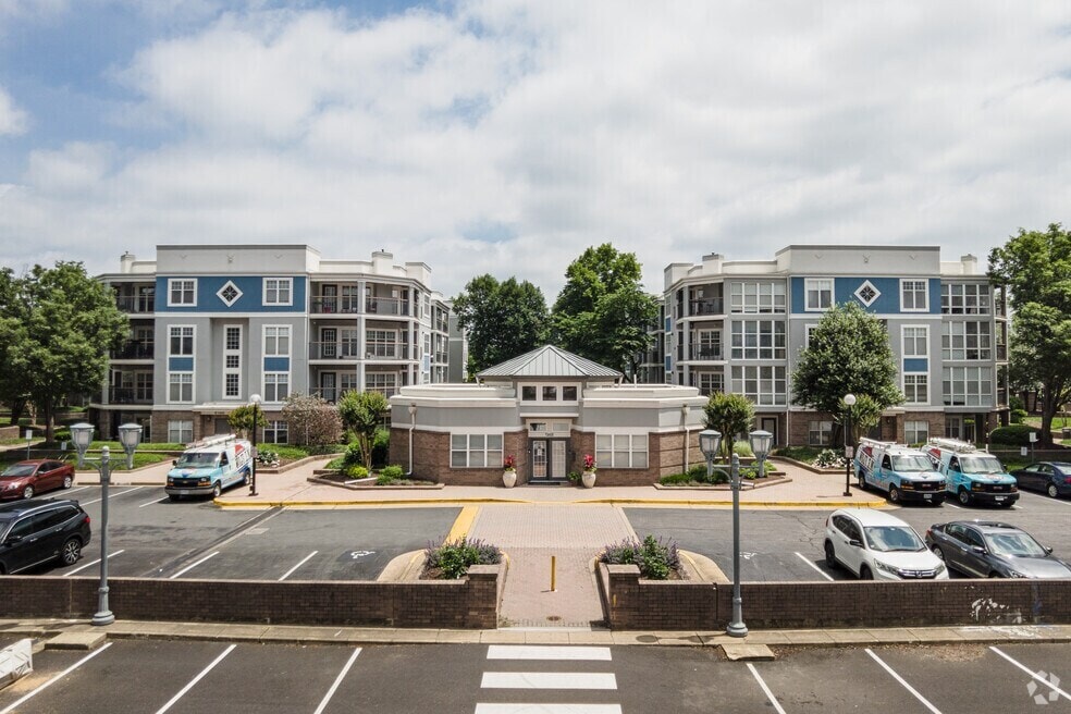 5563 Seminary Rd in Falls Church, VA - Foto de edificio