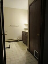 23 Maple St, Unit B in Pepperell, MA - Foto de edificio - Building Photo