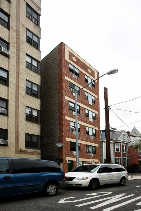 305 E 207th St in Bronx, NY - Building Photo