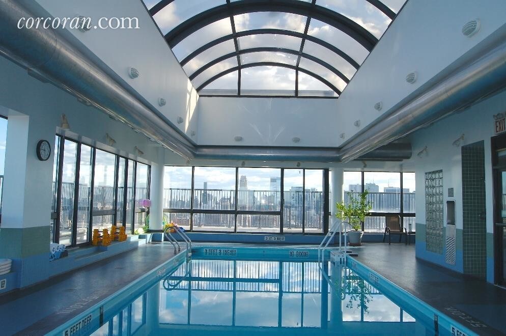171 E 84th St in New York, NY - Building Photo
