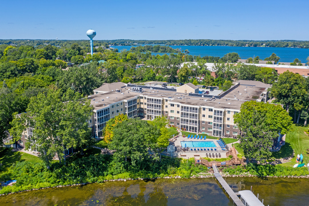 Bayview Apartments in Spring Park, MN - Foto de edificio