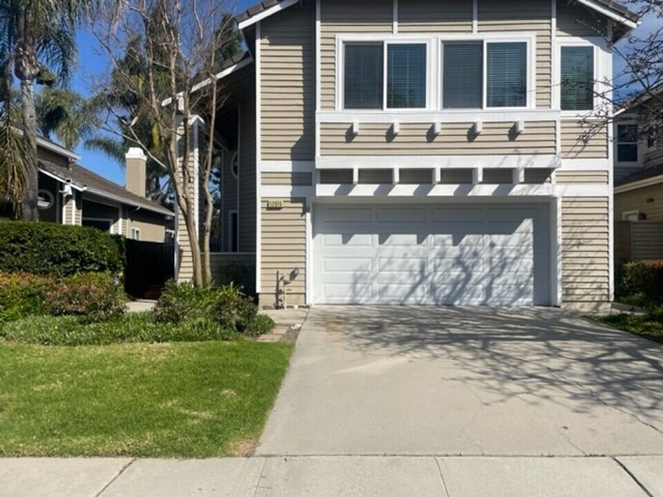 12015 River Grove Ct in Moorpark, CA - Building Photo
