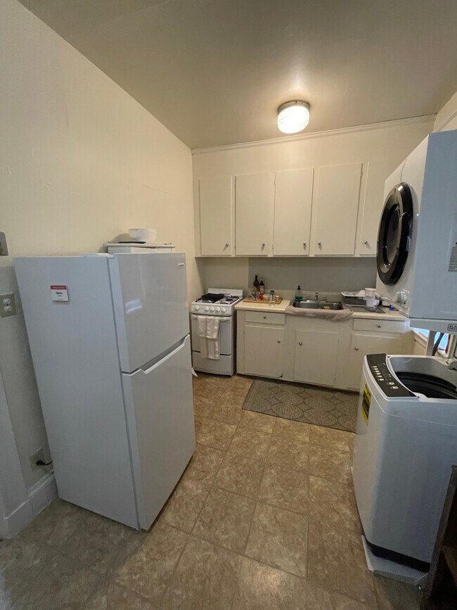 1570 Massachusetts Ave, Unit 3 in Cambridge, MA - Building Photo - Building Photo