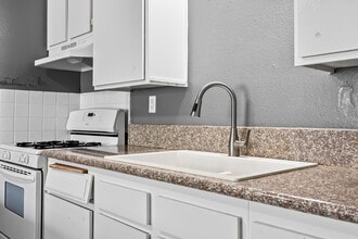 White Street Apartments in Adelanto, CA - Foto de edificio - Building Photo