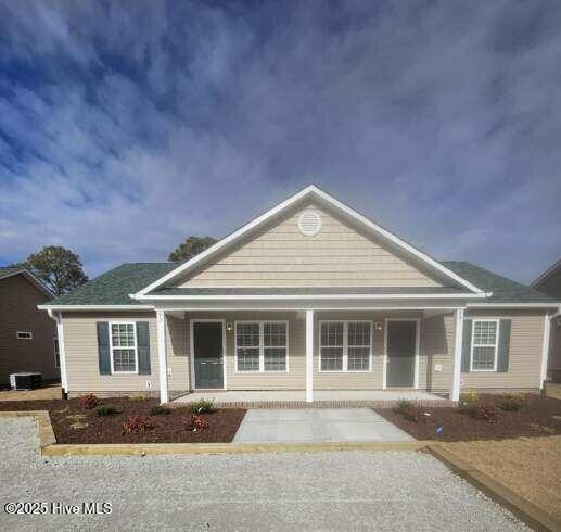 95 Oyster Ln in Hubert, NC - Building Photo