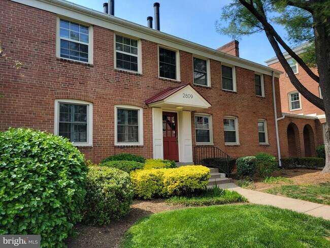 property at 2809 Arlington Blvd