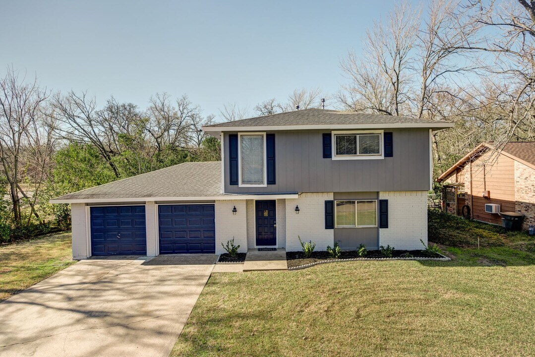 AUGUST 2026 MOVE IN! Beautiful 5 Bed Recently Renovated! in College Station, TX - Building Photo