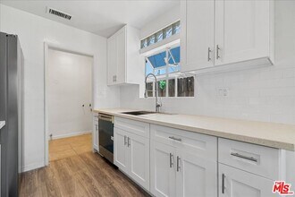 17226 Vanowen St in Los Angeles, CA - Building Photo - Building Photo