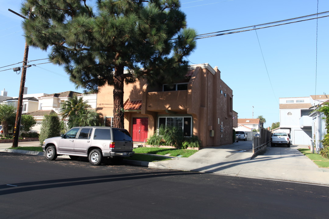 1213 Alabama St in Huntington Beach, CA - Building Photo