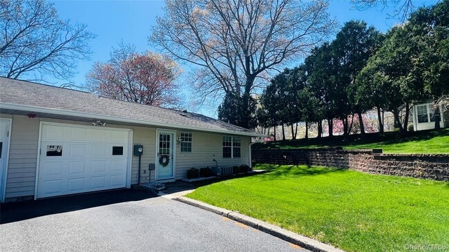 399 Woodbridge Dr in Ridge, NY - Building Photo - Building Photo