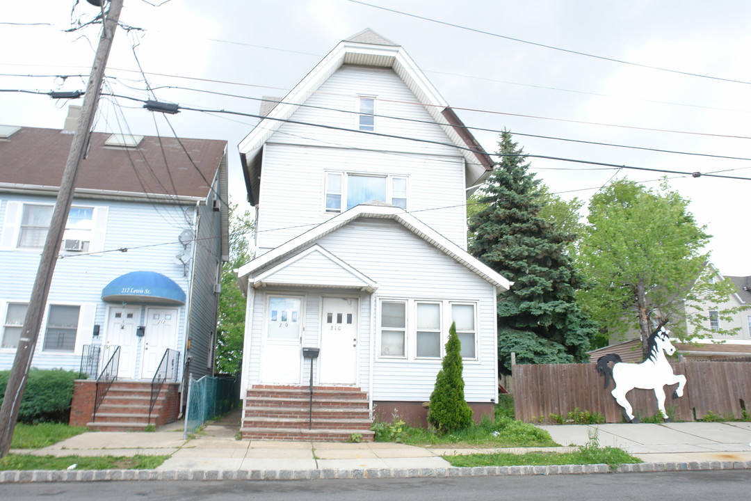 210 Lewis St in Perth Amboy, NJ - Building Photo