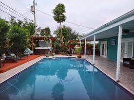 7080 Scott St in Hollywood, FL - Building Photo