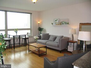 1215 S Christopher Columbus Blvd in Philadelphia, PA - Building Photo - Building Photo