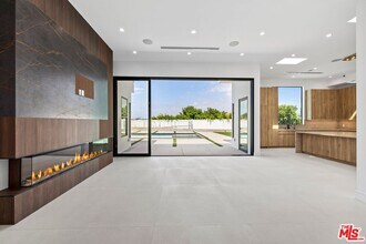 16851 Encino Hills Dr in Los Angeles, CA - Foto de edificio - Building Photo