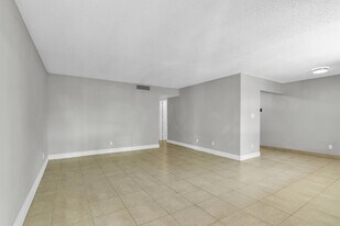 112 Meadows Cir in Boynton Beach, FL - Building Photo