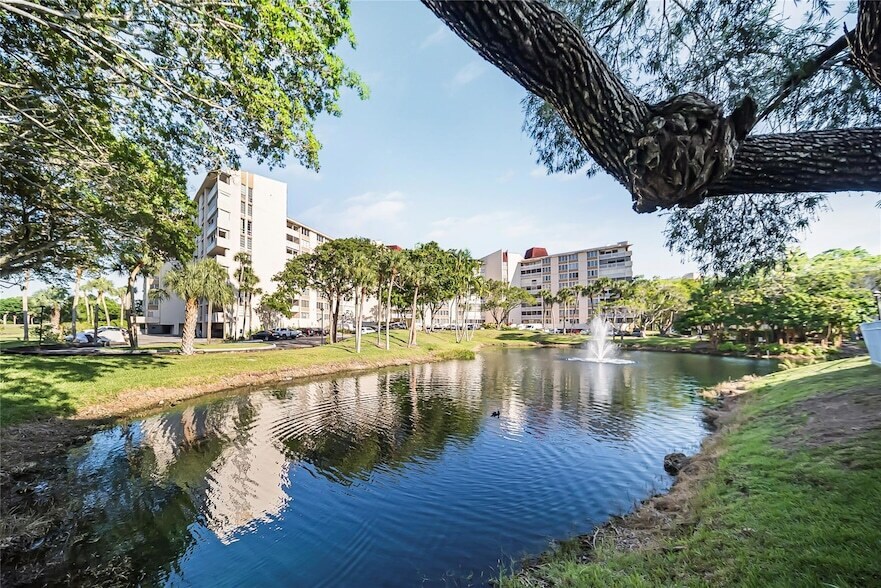 6921 Environ Blvd, Unit 6S in Lauderhill, FL - Building Photo