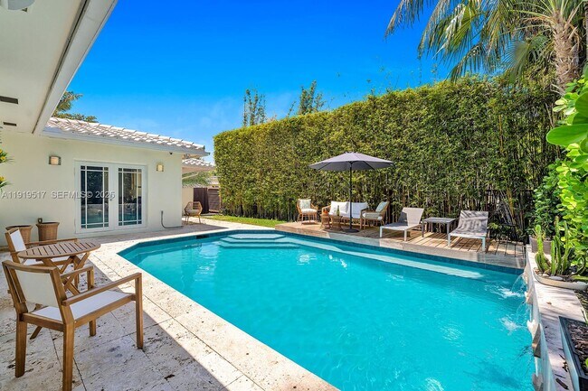 5915 La Gorce Dr in Miami Beach, FL - Building Photo - Building Photo