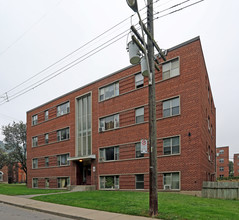 Claremount Court in Hamilton, ON - Building Photo - Building Photo