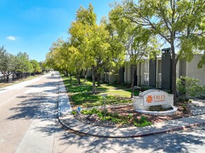 Falls on Clearwood Apartments in Richardson, TX - Foto de edificio - Building Photo