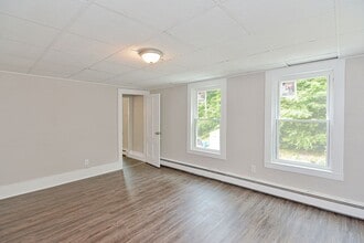 97 Groton St, Unit Unit 2 in Pepperell, MA - Foto de edificio - Building Photo