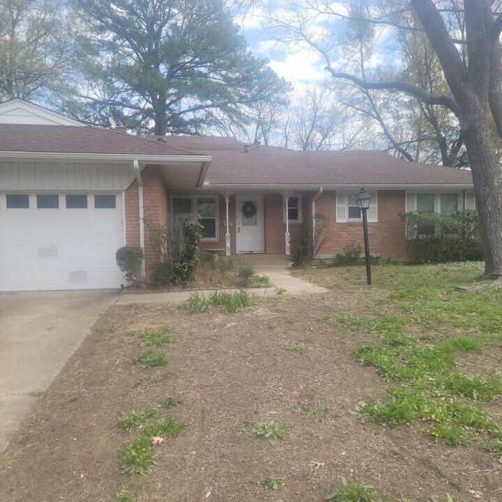 1205 College Oaks Dr in Arlington, TX - Building Photo