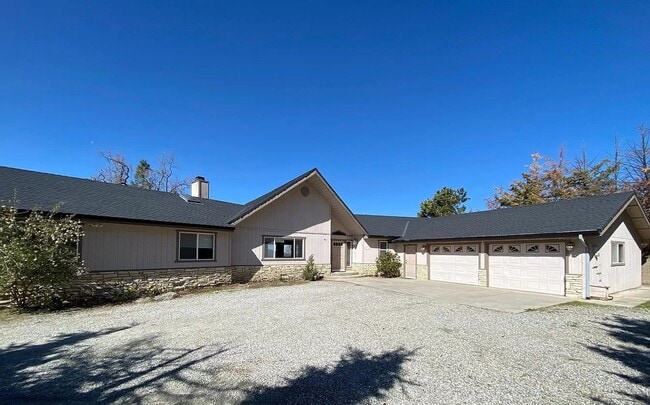 25041 Cannonero Ct in Tehachapi, CA - Building Photo - Building Photo