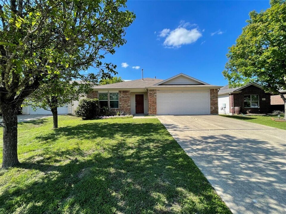 208 Spruce Dr in Kyle, TX - Foto de edificio