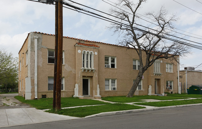 301-303 Warren St in San Antonio, TX - Foto de edificio - Building Photo