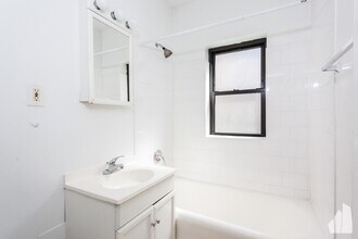 563 W Arlington Plz, Unit 215 in Chicago, IL - Building Photo - Building Photo