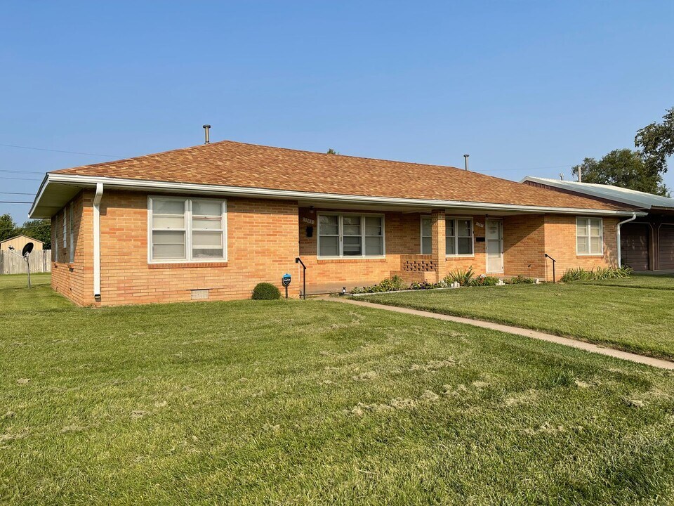 1205 Eisenhower Ave in Great Bend, KS - Building Photo