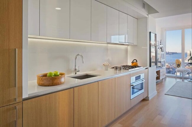 635 W 42nd St in New York, NY - Building Photo - Building Photo