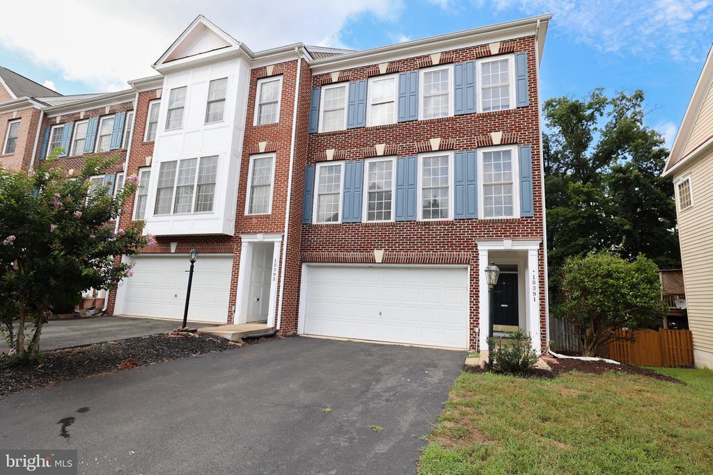 18391 Sierra Springs Square in Leesburg, VA - Building Photo