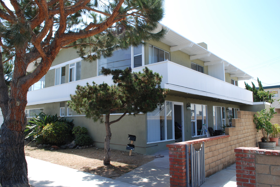 315 E Bay Ave in Newport Beach, CA - Building Photo