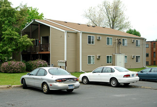 Cedar 8 Apartments in White Bear Lake, MN - Foto de edificio - Building Photo