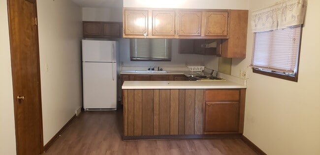 704 S 3rd St, Unit 2 in Albion, NE - Foto de edificio - Building Photo