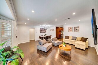 17946 Valley Vista Blvd in Encino, CA - Foto de edificio - Building Photo