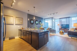 153 W Kinzie St in Chicago, IL - Building Photo